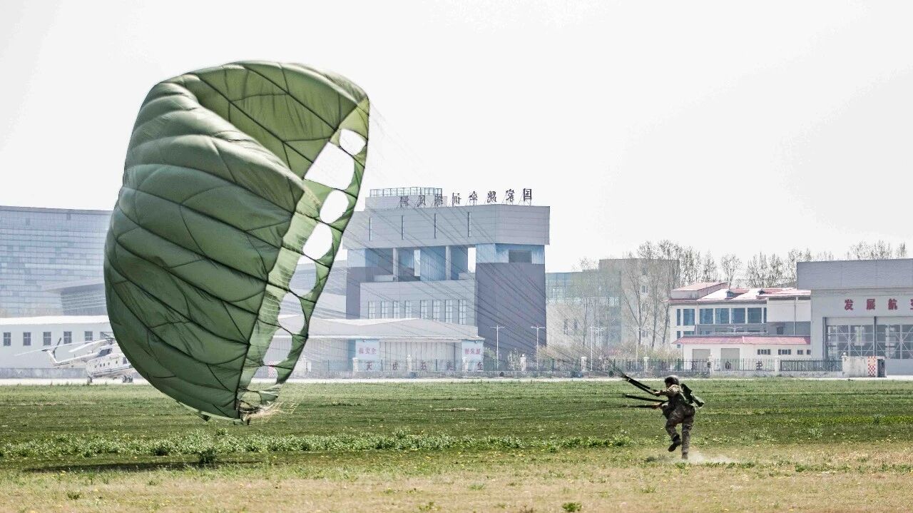 MC1-1 military personnel parachute landing training